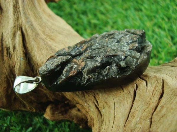 Obsidian mit Lavakruste - Unikat mit Silberöse