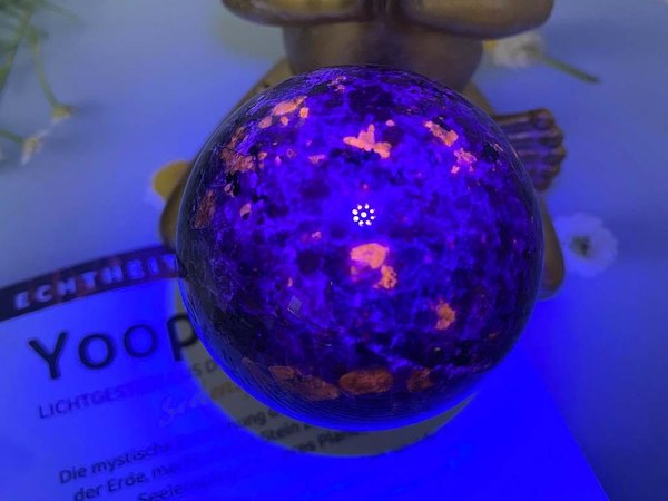 Yooperlite© (Sodalith-Syenit) - Kugel - inkl. UV-Lampe
